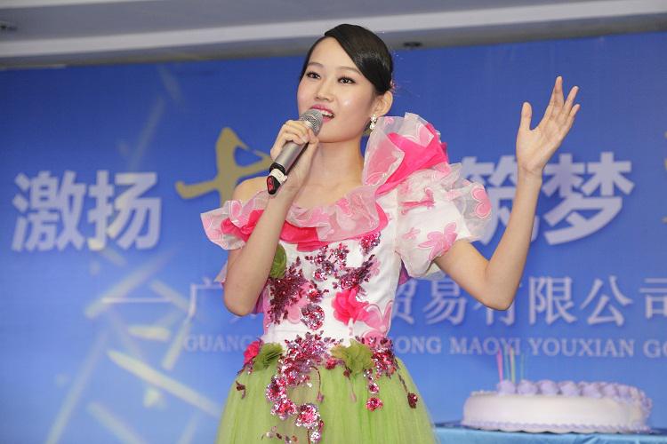 慶生儀式，女歌手領唱明天會更好